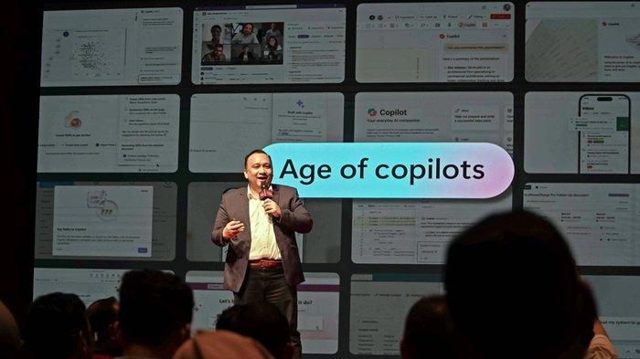 Presiden Direktur Microsoft Indonesia Dharma Simorangkir menyampaikan topik Harness the Power of Generative AI for Innovation Ecosystem di sesi keynote.