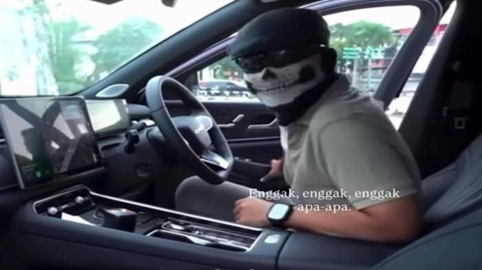 DIPALAK DI BKB - Berikut ini profil singkat Om Motomobi atau dikenal juga dengan sebutan Om Mobi yang kena palak di BKB saat berada di Palembang