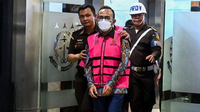 Direktur Utama PT Pertamina Patra Niaga Riva Siahaan (tengah) berjalan memasuki mobil tahanan usai ditetapkan sebagai tersangka kasus dugaan korupsi dalam tata kelola minyak mentah dan produk kilang pada PT Pertamina Subholding dan Kontraktor Kontrak Kerja Sama (KKKS) tahun 2018-2023 di Kejaksaan Agung, Jakarta, Selasa (25/2/2025). Kejaksaan Agung menetapkan tujuh tersangka dalam kasus dugaan korupsi tata kelola minyak mentah dan produk kilang pada PT Pertamina Subholding dan Kontraktor Kontrak Kerja Sama (KKKS) tahun 2018-2023.