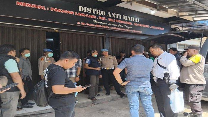 Proses evakuasi jenazah Anton karyawan koperasi yang dicor belakang halaman distro Anti Mahal kawasan Maskarebet Palembang, Rabu (26/6/2024).