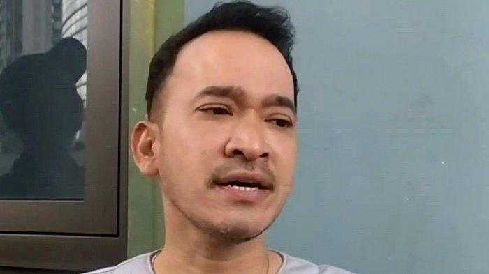 KELUARGA RUBEN ONSU - Presenter Ruben Onsu usai syuting di kawasan Mampang Prapatan, Jakarta Selatan, Selasa (4/10/2022) siang. Punya keluarga baru, Ruben Onsu sudah ikut lebaran sejak tahun lalu
