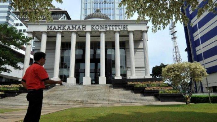 GEDUNG MAHKAMAH KONSTITUSI - Putusan MK yang menggratiskan pendidikan SD-SMP Negeri dan swasta.