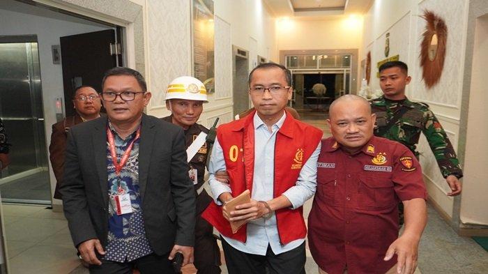DIGIRING PETUGAS - Raimar Yousnaidi alias RY, Direktur PT Magna Beatum (MB) salah seorang tersangka dugaan kasus korupsi Pasar Cinde Palembang saat digiring petugas, Rabu (2/7/2025) malam. Raimar ditahan selama 20 hari ke depan.