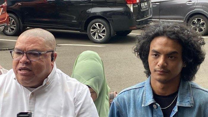 RAZMAN SINGGUNG LOLLY - Vadel Badjideh dan kuasa hukum Razman Nasution hadir di Polres Metro Jakarta Selatan Senin (3/2/2025). Kini kesal dengan Lolly, Razman Nasution yakin putri Nikita Mirzani bisa dipenjara