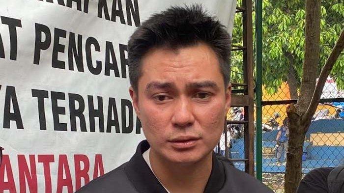 BAIM WONG DILAPORKAN - Baim Wong hadir dalam sidang cerainya di Pengadilan Agama (PA) Jakarta Selatan, Rabu (12/3/2025). Reaksi Baim Wong Dilaporkan Paula Verhoeven ke Komnas Perempuan.