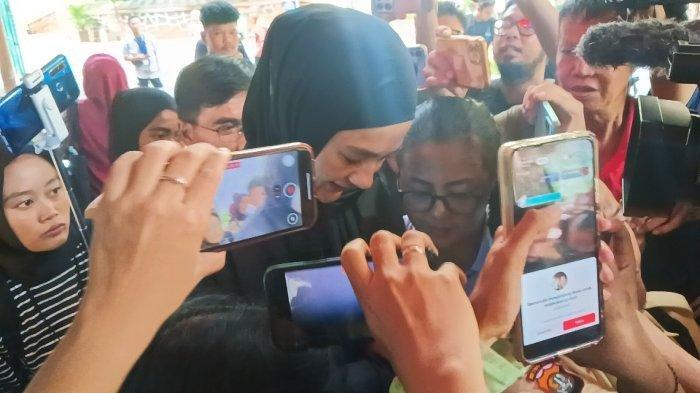PAULA VERHOEVEN DITALAK - Paula Verhoeven terus menunduk saat keluar dari ruang mediasi, usai bertemu dengan suaminya, Baim Wong di Pengadilan Agama Jakarta Selatan, Senin (28/10/2024). Rekaman detik-detik Baim Wong ucap talak cerai, Paula Verhoeven nangis histeris
