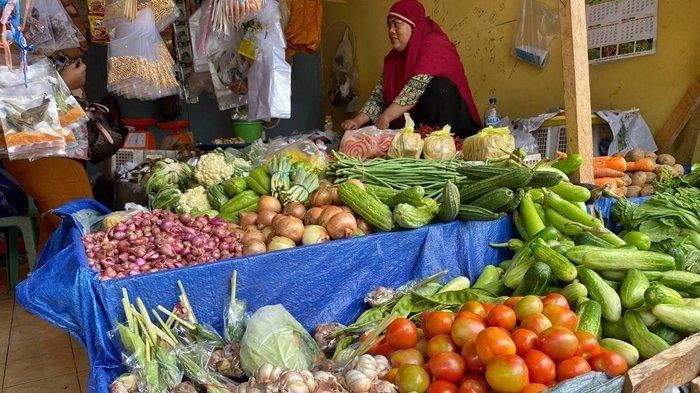 Rena, pedagang Sayur di Pasar Inpres Pendopo Talang Ubi, Kabupaten PALI.