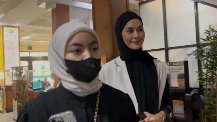 RESPON ISTRI NIKO - Paula Verhoeven hadir dalam sidang cerainya dari Baim Wong di Pengadilan Agama Jakarta Selatan, Rabu (19/2/2025). Respon istri Niko pasca Baim wong tuduh suaminya selingkuh dengan Paula Verhoeven