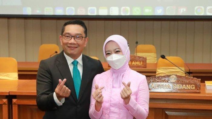 HUBUNGAN RK ATALIA - talia Praratya, bersama suami, mantan Gubernur Jabar Ridwan Kamil foto bersama usai Sidang Doktor di Bale Sawala Gedung Rektorat Unpad, Kampus Jatinangor, Kabupaten Sumedang, Jawa Barat, Senin (10/10/2022). Ridwan Kamil dikabarkan pisah rumah dengan Atalia, Lisa Mariana terancam pidana