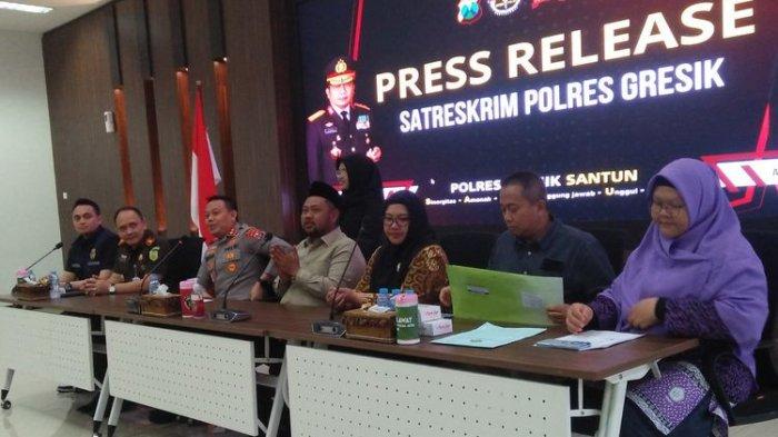 Rilis di kantor Polres Gresik, Jawa Timur, terkait siswi SD yang mata kanannya mengalami penurunan pengelihatan, Kamis (21/9/2023).