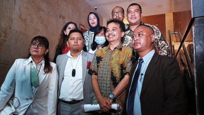 ROY SURYO SKAKMAT - Roy Suryo memberi keterangan usai diperiksa penyidik selama 3 jam terkait laporannya mengenai 3 akun medsos yang mengunggah gambar stupa Candi Borobudur mirip wajah Jokowi, di Mapolda Metro Jaya, Kamis (30/6/2022). Roy Suryo mati kutu, penasihat Kapolri jelaskan Proses hukum ijazah Jokowi