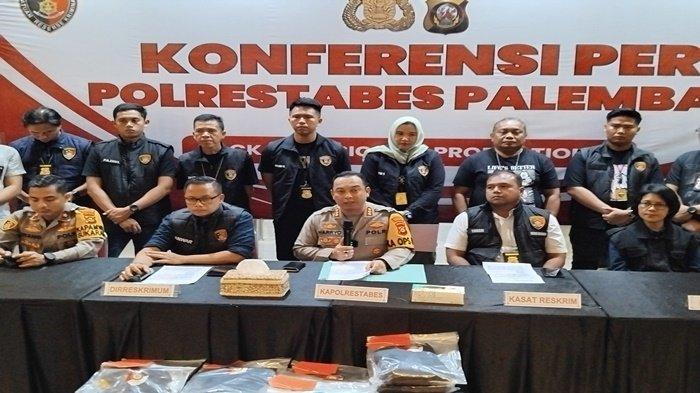 Polisi Temukan Video Porno di Handphone Milik Tersangka Utama Penganiayaan dan Rudapaksa AA siswi SMP di Palembang yang ditemukan tewas di areal pemakaman TPU Talang Kerikil atau kuburan cina Palembang.