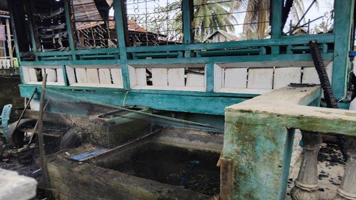 KEBAKARAN DI KERTAPATI - Kondisi rumah setelah peristiwa kebakaran di Jalan Nilakandi RT 05 Kelurahan Karya Jaya, Kertapati hangus terbakar pada Minggu (1/6/2025). Selain dua rumah terbakar, puluhan ikan yang dipelihara di tambak warga mati.