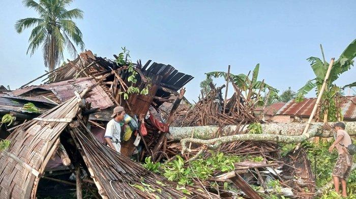 Rumah warga Desa Tanjung Jati, Kecamatan Kisam Ilir, sebelum dan sesudah dibangun oleh warga dan Pemerintah Desa setempat. Senin (20/11/2023).