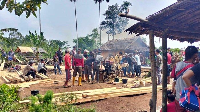 Rumah warga Desa Tanjung Jati, Kecamatan Kisam Ilir, sebelum dan sesudah dibangun oleh warga dan Pemerintah Desa setempat. Senin (20/11/2023).
