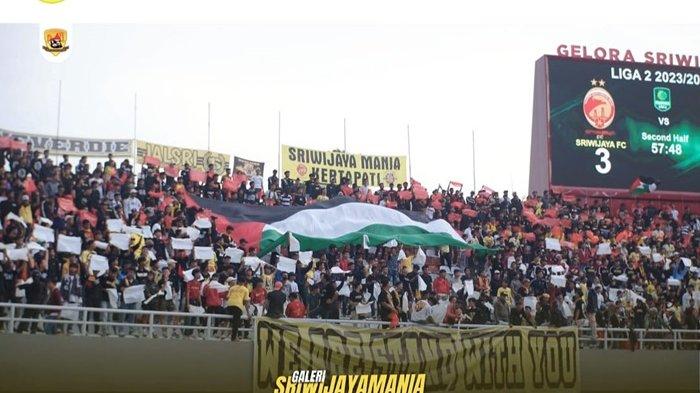 Para suporter Sriwijaya Mania mendukung tim Sriwjaya FC di Stadion Gelora Sriwijaya Jakabaring Palembang.