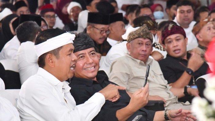 SEKDA JABAR BERSAMA KDM- Gubernur Jawa Barat, Dedi Mulyadi bersama Sekda Jabar, saat rapat dengan Bupati dan Wali Kota se-Jawa Barat di Pendopo Bupati Purwakarta, Jumat (21/3/2025).