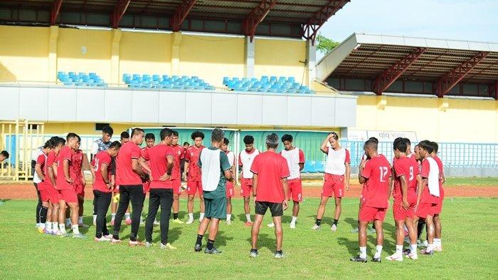 Punggawa Sriwijaya FC mendengarkan pengarahan pelatih pada oficial training jelang laga menghadapi Perserang Serang di Stadion Maulana Serang, Kamis (11/1/2024) pagi.