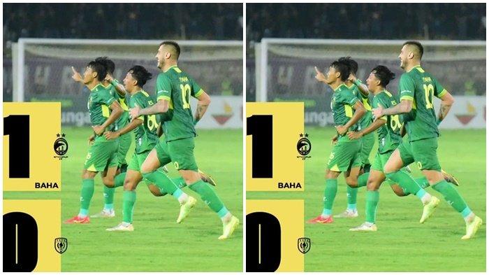 Penyerang anyar Sriwijaya FC asal Ukraina Yevhen Bokhashvili dan punggawa Laskar Wong Kito lainnya berlari merayakan gol kemenangan 0-1 atas PSPS Riau di di Stadion Kaharuddin Nasution Pekanbaru, Kamis (30/11/2023)