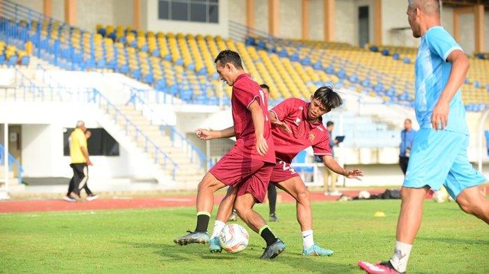 Coach Hendri Susilo mengawasi latihan terakhir Sriwijaya FC jelang laga menghadapi PSPS Riau pada Oficial Training di Stadion Kaharuddin Nasution Pekanbaru, Rabu (29/11/2023).
