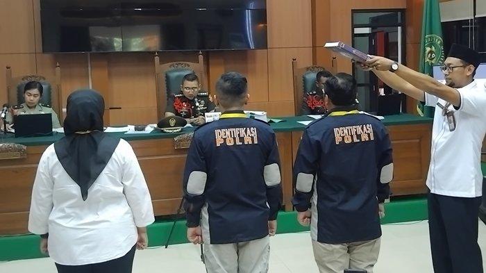 SAKSI AHLI -- Saksi dan Ahli dari Polda Lampung dan Puslabfor Mabes Polri mengucapkan sumpah sebelum sidang pembunuhan tiga polisi di Way Kanan dimulai, Senin (30/6/2025). Dari kiri, Ahli Balistik Forensik AKP Widya selaku Kaursubbid Senjata Api Forensik Puslabfor Mabes Polri, saksi Aipda M Arif PS Kanit I Identifikasi, dan saksi Suhermansah Kanit 3 Identifikasi Polda Lampung.