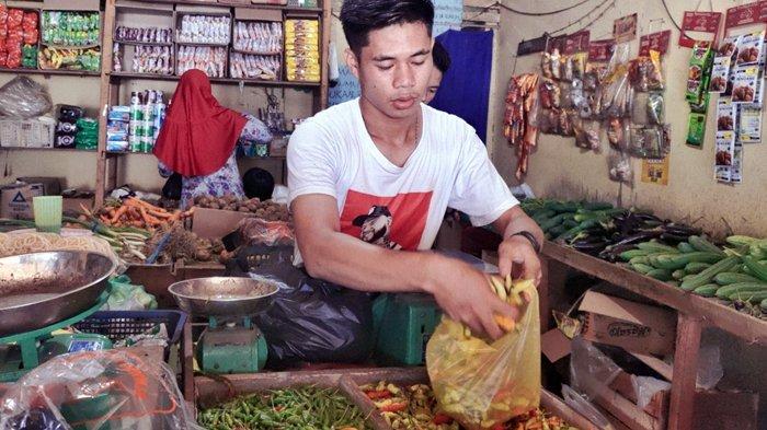 Salah satu pedagang cabai di kawasan Kabupaten Muara Enim, Sumsel.