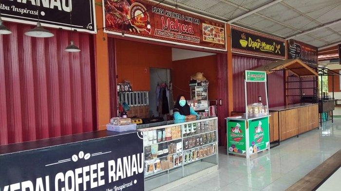 Salah seorang pelaku Usaha Mikro di kawasan wisata Danau Ranau, Senin (4/12/2023).