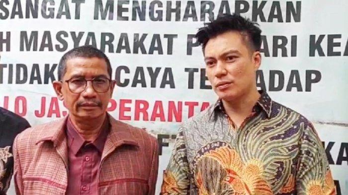 BAIM WONG DIKULITI - Baim Wong (kanan) bersama kuasa hukumnya, Fahmi Bachmid (kiri). Salahi Paula Verhoeven, Baim Wong sama sekali tak marahi Niko, pakar telematika curiga