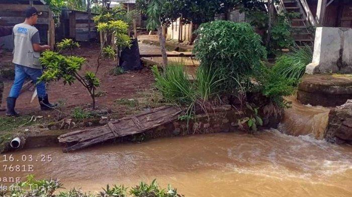 Saluran air siring yang kerap meluap saat hujan lebat di Desa Simpang Campang, Kecamatan Kisam Ilir, OKU Selatan, Minggu (14/1/2024).