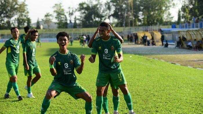 Winger Fransiskus Alesandro bersama striker Riladi Bawuo, Chencho Gyeltshen dan M Ali Koroy melakukan selebrasi saat Sriwijaya FC mengalahkan Sada Sumut FC dengan skor 1-3 di Stadion Baharoeddin Siregar Lubuk Pakam Deli Serdang, Minggu (21/1/2024)