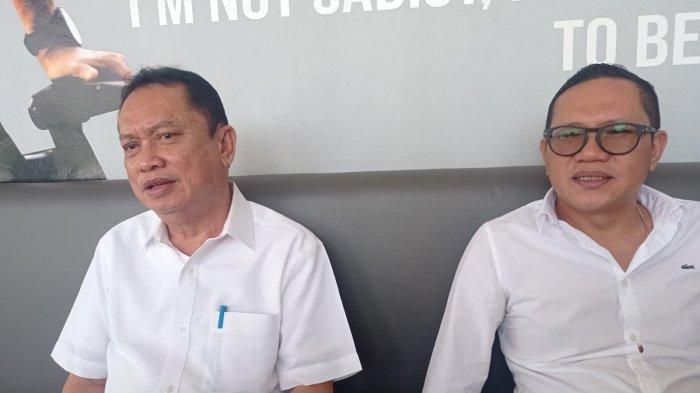 Mantan Cawako Palembang selaku mantan Direktur Utama PT Sriwijaya Mandiri Sumsel (SMS) Ir H Sarimuda MT didampingi kuasa hukumnya Firdaus Hasbullah SH.