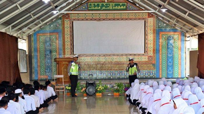 Satlantas Polres PALI memberikan sosialisasi kepada santri Pondok Pesantren Latanza Mustika, Rabu (15/11/2023).