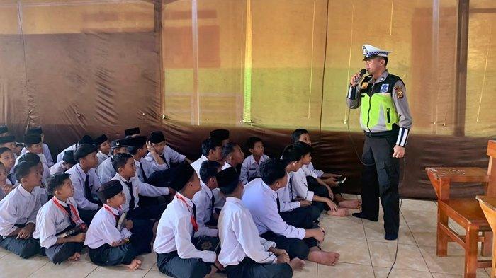 Satlantas Polres PALI memberikan sosialisasi kepada santri Pondok Pesantren Latanza Mustika, Rabu (15/11/2023).