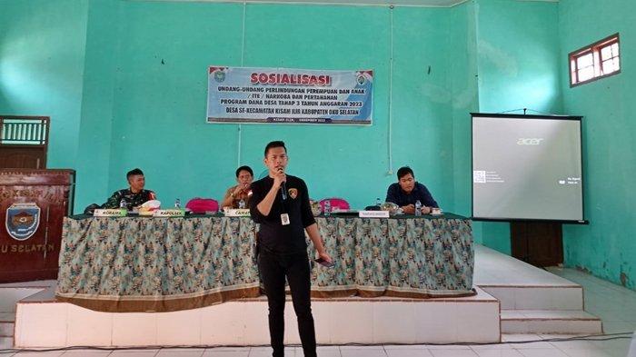 Narasumber dari petugas kepolisian Satreskrim Polres OKU Selatan menyampaikan materi sosialisasi di Aula Kantor Camat, Kisam Ilir, Kamis (7/12/2023).