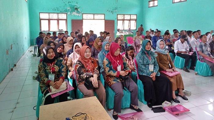 Narasumber dari petugas kepolisian Satreskrim Polres OKU Selatan menyampaikan materi sosialisasi di Aula Kantor Camat, Kisam Ilir, Kamis (7/12/2023).