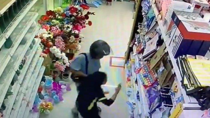 Sebuah video aksi pria menganiaya pacar di tempat kerjanya beredar viral di media sosial.