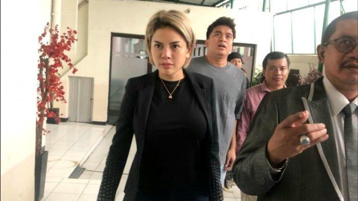 KONDISI NIKITA MIRZANI - Sidang kasus dugaan penganiayaan dan KDRT terhadap Dipo Latief digelar di Pengadilan Negeri Jakarta Selatan, Jalan Ampera Raya, Pasar Minggu, Jakarta Selatan, Senin (24/2/2020). Segera diserahkan ke Kejati, kondisi kesehatan Nikita Mirzani drop