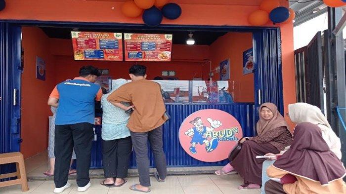 Sejumlah warga antre memesan kebab di hari pertama dibuka Abud's Kebab, Sabtu (21/12/2024).