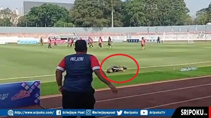 Sekretaris Dinas Perkim Sumsel Ir Hendrian MT, terkapar pingsan di Stadion Bumi Sriwijaya Palembang saat mengikuti pertandingan sepak bola Pembukaan Turnamen Sepakbola antar OPD Piala Gubernur Tahun 2023, Rabu (31/5/2023).