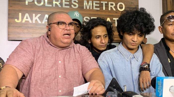 LOLLY DIPERAS. Razman Arif Nasution dan Vadel Badjideh di Polres Metro Jakarta Selatan, pada Jumat (4/10/2024). Selain Janji Dinikahi, Lolly Diduga Diperas Keluarga Vadel Badjideh, Anak Nikita Dibuat Menderita.