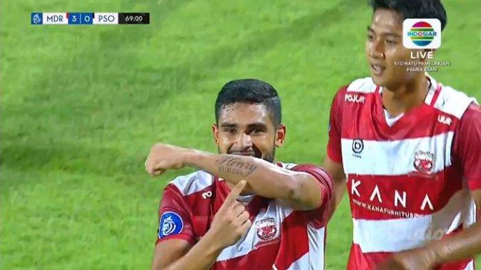 Selebrasi pemain Madura United, Junior Brandao, menunjuk tatonya setelah mencetak gol ke gawang Persis Solo pada laga pekan keempat Liga 1 2023-2024, Minggu (23/7/2023). Pertandingan berakhir 4-3 untuk kemenangan Madura United.