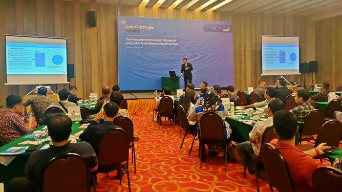 Seminar kepemimpinan bertemakan Cara Pemimpin Membangun Organisasi yang Lebih Andal Menghadapi Perubahan yang diikuti puluhan peserta dari pihak perusahaan serta lembaga terkait, Selasa (21/11/2023).