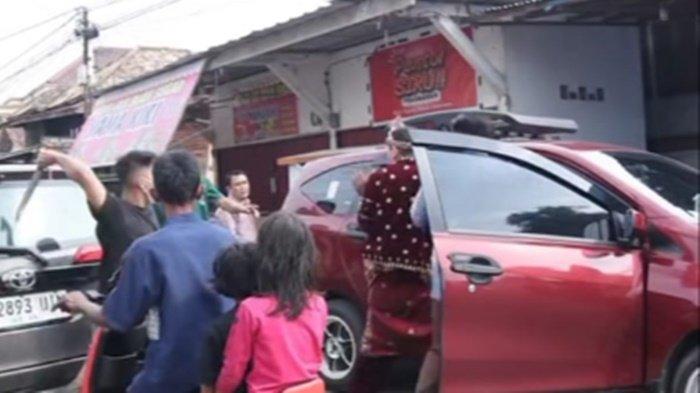 CALON PENGANTIN DIBACOK - Tangkapan layar video seorang calon pengantin dibacok sejumlah pria saat hendak melangsungkan resepsi pernikahan di Jalan Panca Usaha, Kecamatan Seberang Ulu I, Minggu (11/5/2025).