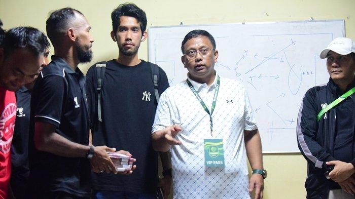 Pj Gubernur Sumsel H Agus Fatoni yang diwakili Kadispora Sumsel H Rudi Irawan SSoss MSi, dan Manajer Tim SFC H Hendriansyah ST MSi menyerahkan bonus kemenangan tim dan bonus pencetak gol usai mengalahkan Perserang 0-3 di ruang ganti pemain Stadion Maulana Yusuf, Serang Banten, Jumat (12/1/2024).