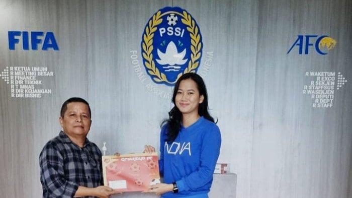 Sekretaris Sriwijaya FC Faisal Mursyid SH menyerahkan memori banding dan diterima staf Komite Banding PSSI, Rabu (1/11/2023).