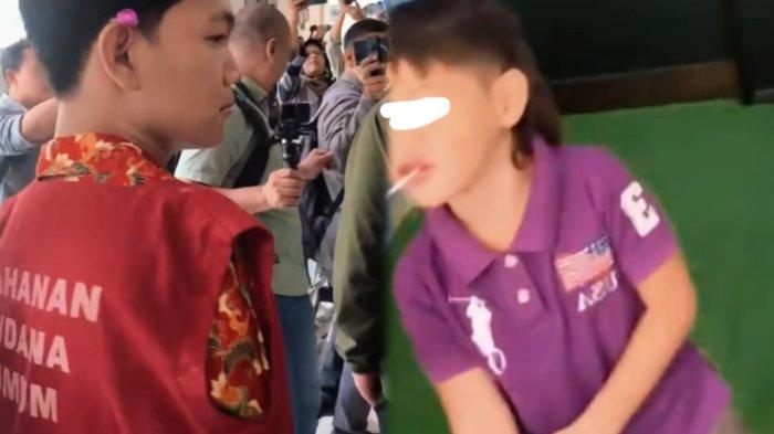 Seramnya Agus Buntung tatap sinis ke bocah yang Teriakinya saat sidang.