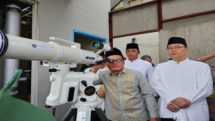 Kepala Kantor Wilayah Kementerian Agama Provinsi Sumatera Selatan Syafitri Irwan didampingi Kepala Bidang Urusan Agama Islam Efriansyah saat Pemantauan Rukyatul Hilal 1 Syawal 1445 Hijriah di atas Gedung Hotel Aryaduta Palembang, Selasa (9/4/2024
