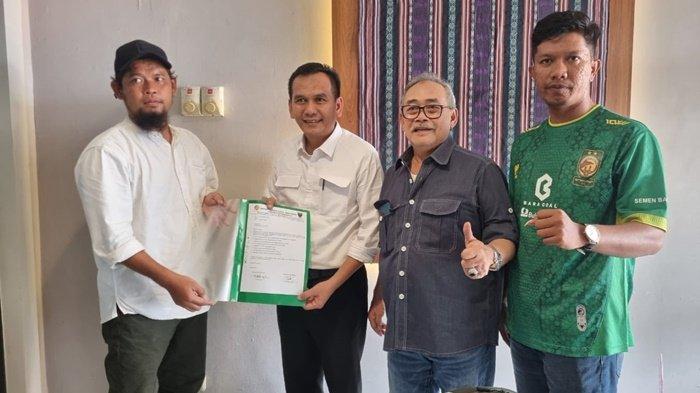 Presiden Sriwijaya FC Ir Bakti Setiawan SSos MM (kedua dari kanan) saat menjadi konsultan SFC bersama Ketum Singa Mania Yayan Hariansyah dan Manajer Tim Sriwijaya FC H Hendriansyah menunjukan nota kesepakatan untuk beraudiensi dengan Pj Gubernur Sumsel menyampaikan empat tuntutannya, di Cafe Monte Jl KH A Dahlan, Rabu (15/11/2023).