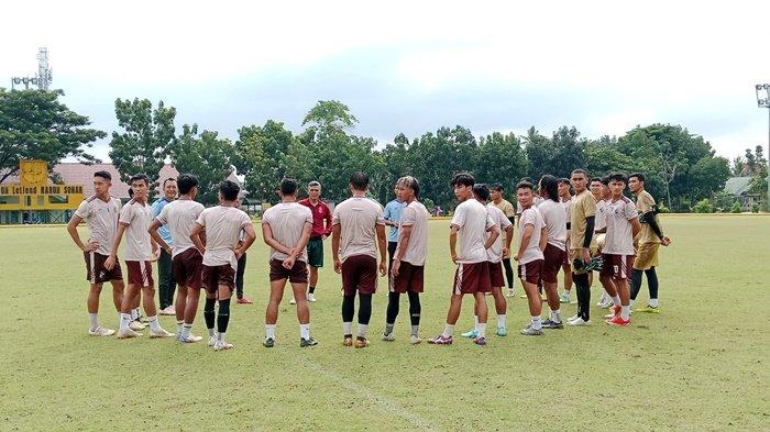 Latihan pertama dan terakhir skuat Sriwijaya FC di Palembang sebelum berangkat menghadapi PSMS Medan babak play-off degradasi di Stadion Letjen Harfun Sohar Jasdam II/Sriwijaya Kebun BUnga KM 9 Palembang, Jumat (17/1/2025) pagi.