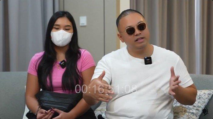 Sosok Codeblu beserta istri yang tampil pada konten Youtube dr Richard Lee, tayang Selasa (26/9/2023) malam.